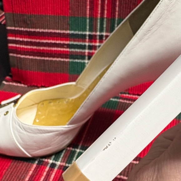 🖤BCBGirls White Heels with Gold Buckle🖤 - Picture 6 of 11